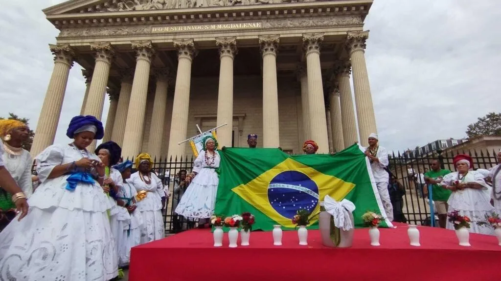 Com homenagem ao samba, Lavagem da Madeleine faz 'o show continuar' em Paris, apesar da mudança de local