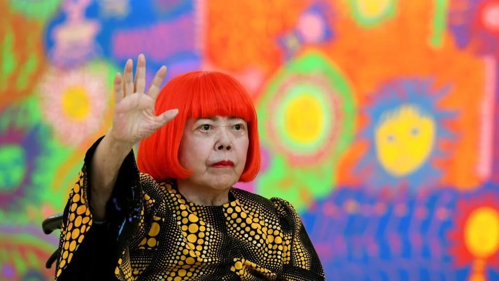 Morte à 97 ans, l'artiste japonaise Yayoi Kusama, alias la "reine des pois", a peint jusqu'au bout