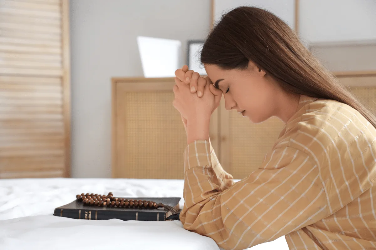 Comece a semana com fé: conheça 3 salmos para pedir proteção