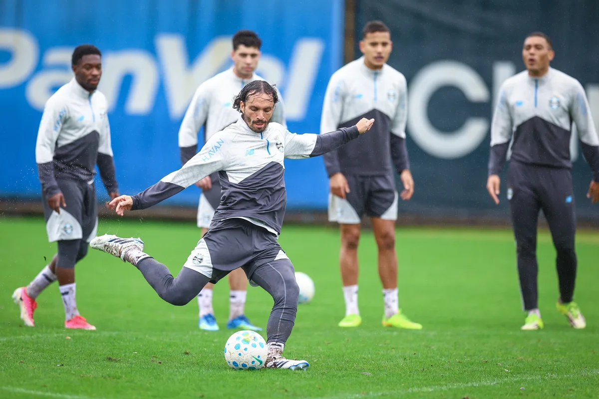 Escalação do Grêmio: Luís Castro ganha duas opções para encarar o Atlético-MG