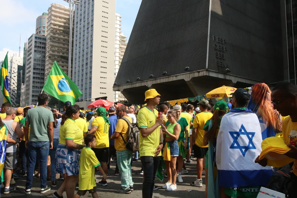 Da fila do osso ao Banco Master: o Brasil que a extrema direita quer que a gente esqueça