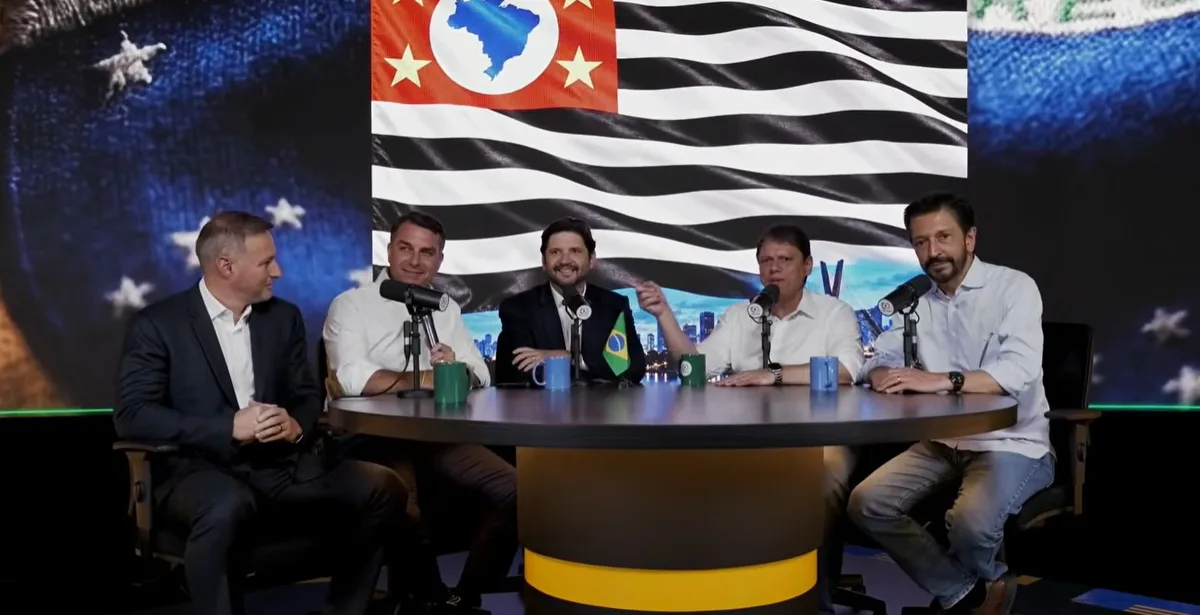 Flávio Bolsonaro reúne Tarcísio e outros aliados em live dias após campanha de Lula pedir suspensão de canal no TSE