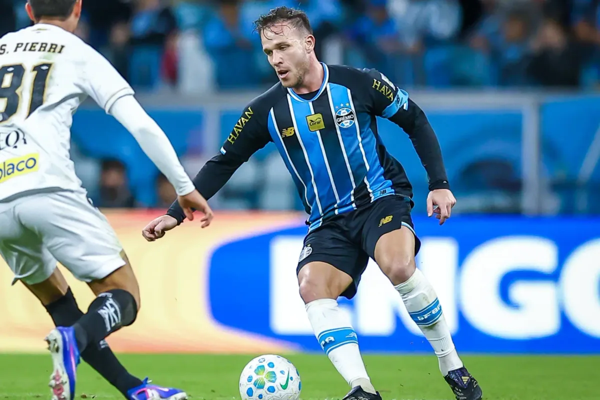 Acertado com Santos, Arthur teve brilho no Grêmio e passagem apagada na Europa