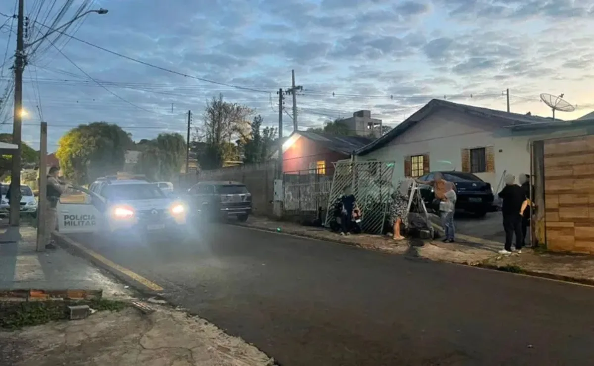 Bêbado e sem CNH, motorista bate carro em muro de casa e tenta fugir com ex-mulher grávida e filhos em Apucarana