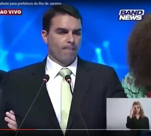 Flávio Bolsonaro gagueja ao falar sobre economia com empresários, afirma colunista