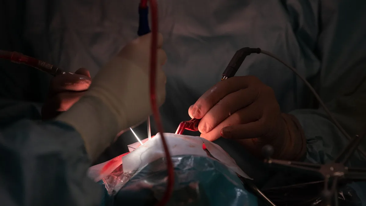 "Une erreur d’un millimètre peut faire toute la différence": pour la première fois, des neurochirurgiens londoniens ont retiré une tumeur au cerveau à l'aide de l'IA