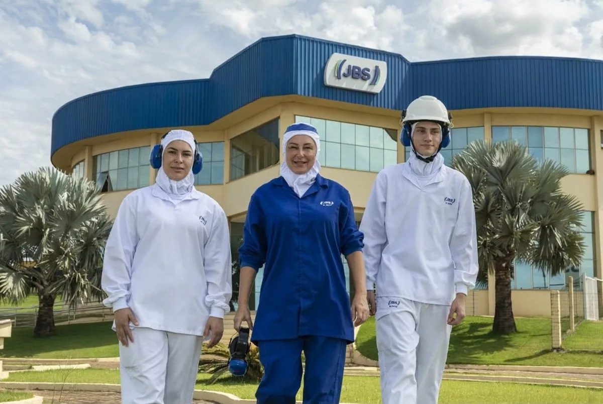 JBS abre mais de 200 vagas de emprego no Paraná; maioria não exige experiência
