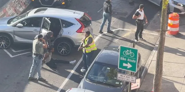 New York : l’ICE, la police de l’immigration, tire sur une voiture, un enfant de 5 ans sur la banquette arrière