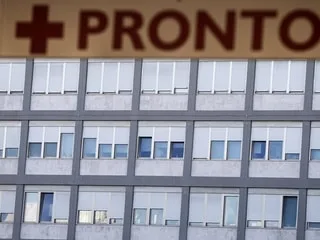 Il lui reste 142 jours de congé avant de partir à la retraite, cette médecin italienne en fait don à ses collègues