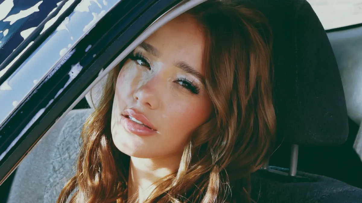 Ángela Torres deslumbró con looks de inspiración Y2K en su nuevo videoclip y La Joaqui la elogió