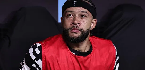 Corinthians vai multar Memphis por conta de clipe com clube em chamas