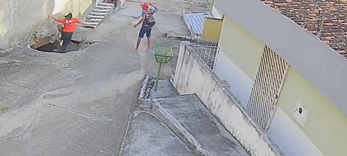 Cratera 'engole' mulher em rua de Vitória de Santo Antão; VÍDEO