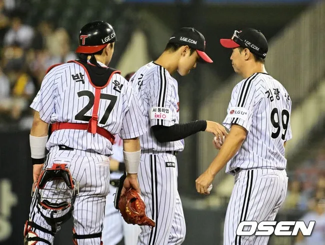 ‘볼볼볼볼볼볼볼볼볼볼볼볼볼’ 13사사구 자멸, LG 충격 역전패→4위 추락…‘7회 이후 15득점 폭발’ KT 역전승, 1위 자리 지켰다 [잠실 리뷰]