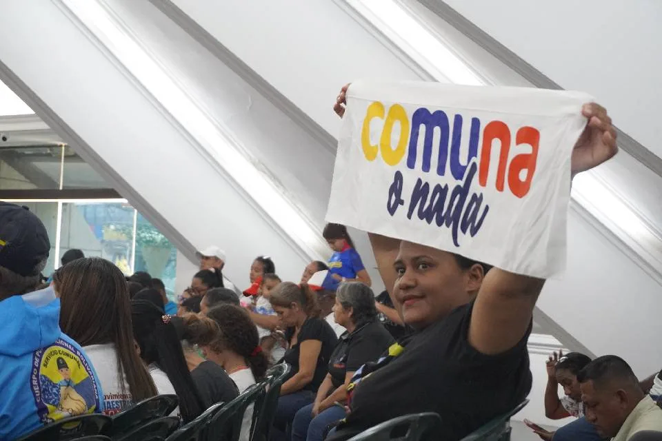 Chavismo intenta frenar la apatía y mostrar músculo de base en consulta del 18Oct