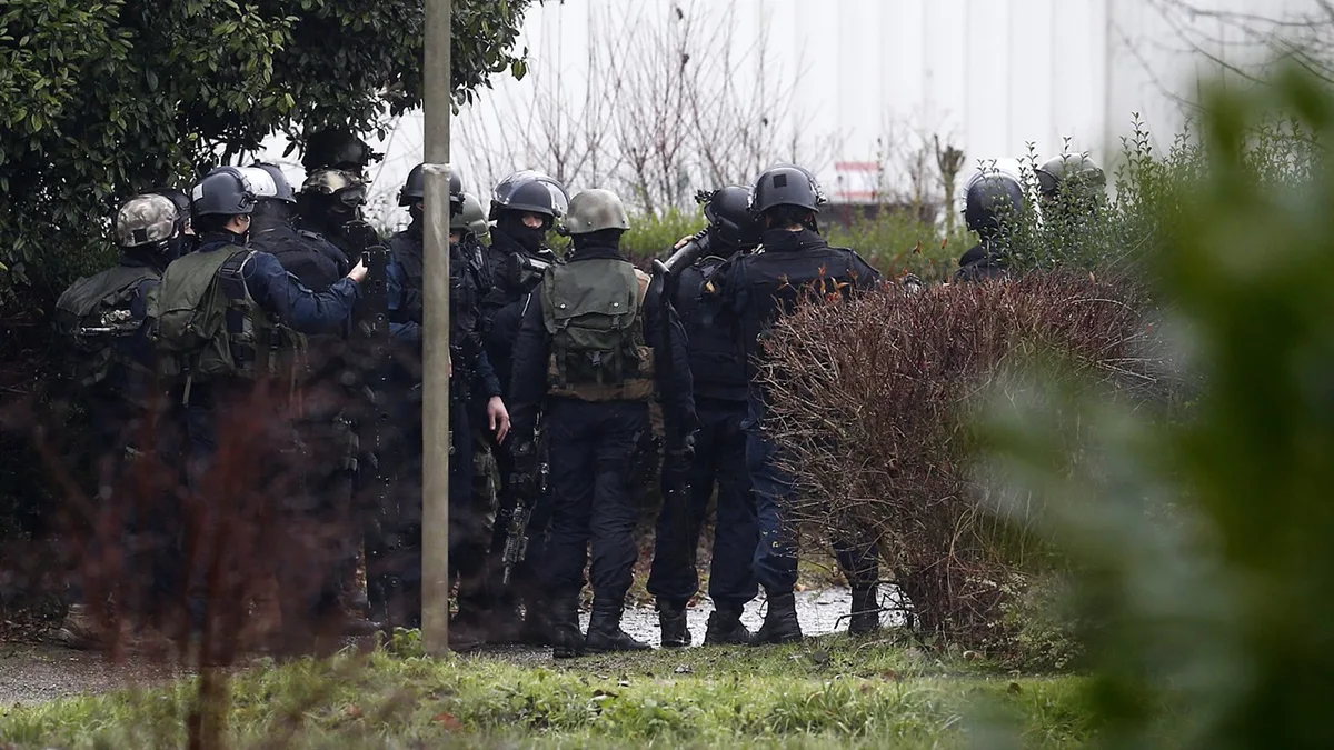 Diretor e professora baleados em França, suspeito é um aluno de 14 anos