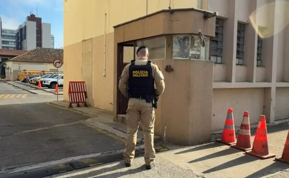 Catadora de recicláveis entra em trabalho de parto e é ajudada por policial militar em frente a quartel em Curitiba