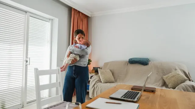 "Levam famílias a tomar decisões erradas": 4 mitos sobre licença parental