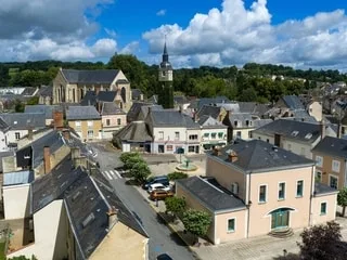 La tour-clocher, l’hôtel de ville, le jardin des sculptures : les lieux à découvrir en flânant à Bessé-sur-Braye