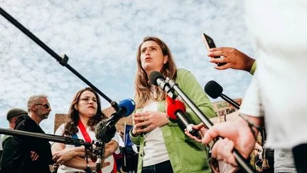Présidentielle 2027 : Marine Tondelier reprend sa campagne après quatre semaines de congé maternité, et appelle à "lâcher la grappe aux femmes"