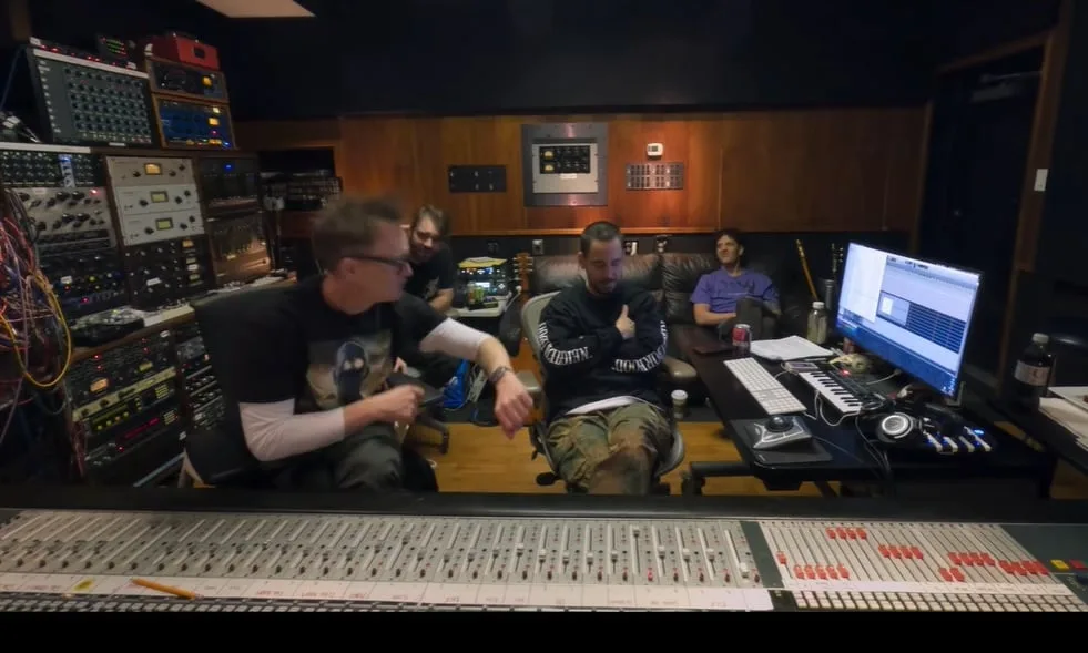 Mark Hoppus se arrepia ouvindo Linkin Park e emociona Mike Shinoda: “não dá para fingir”
