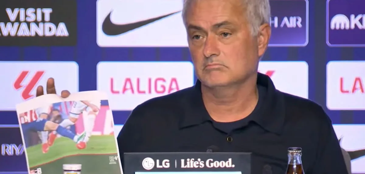 Denkwürdige Pressekonferenz – plötzlich hält ein wütender Mourinho ein DIN‑A4-Blatt hoch