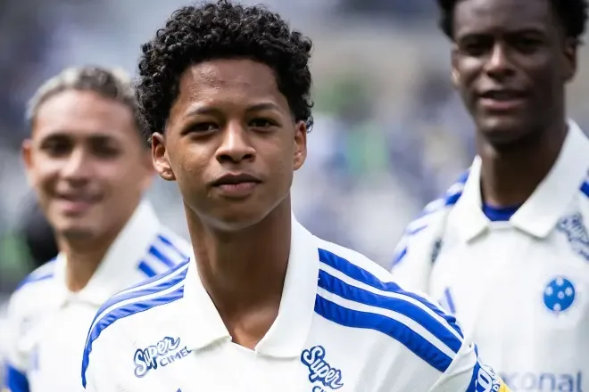 Comentarista se impressiona com joia do Cruzeiro após gol: ‘É raro’