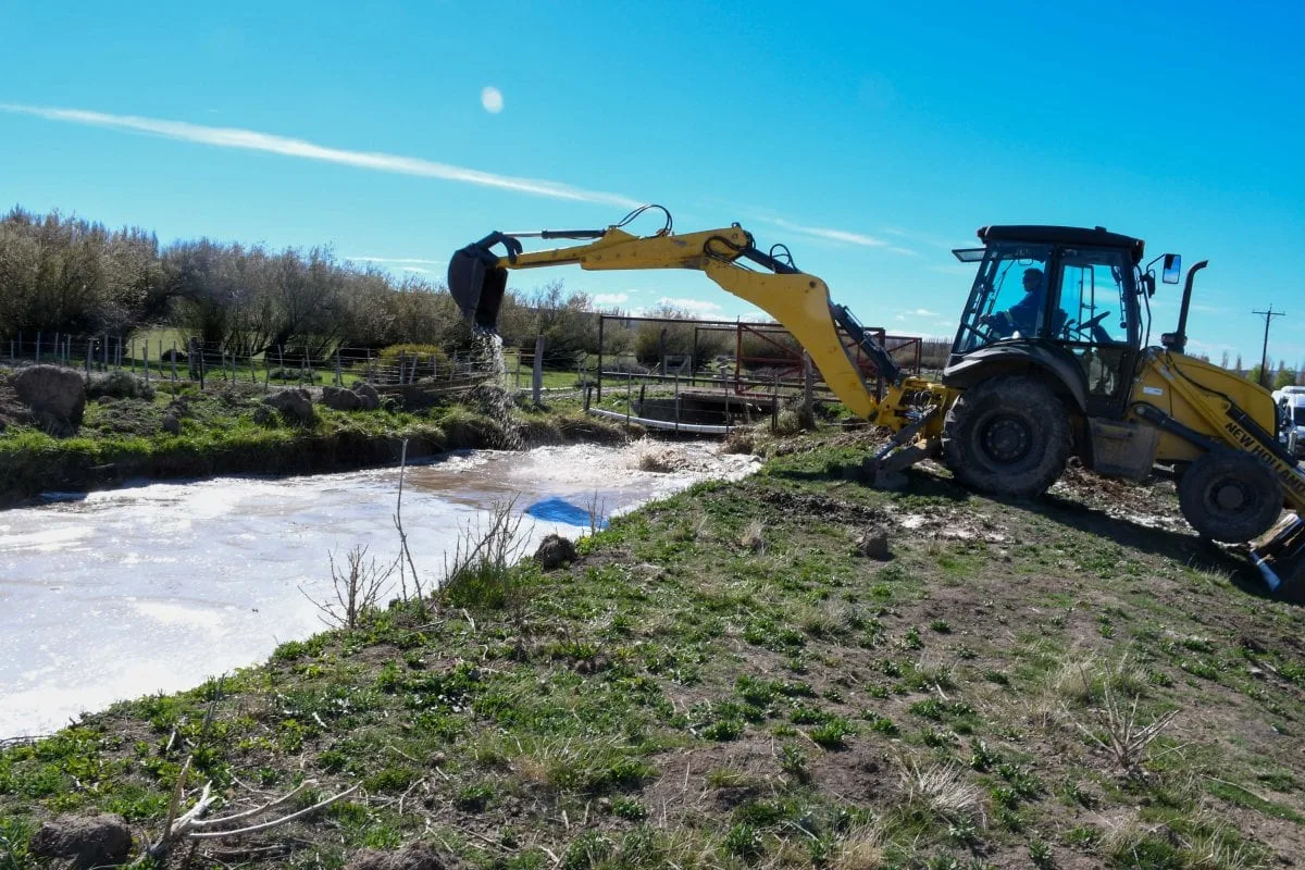 Abrieron tres compuertas de un río y el agua llegará a 80 campos