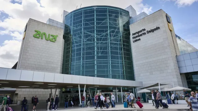 Apanhar um táxi no Aeroporto de Lisboa vai custar (no mínimo) 16 euros