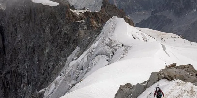 Le massif du Mont-Blanc déstabilisé par un été caniculaire et des chutes de pierres qui le défigurent