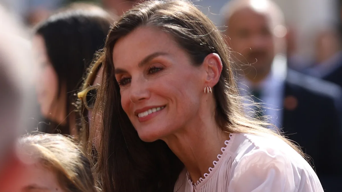 La reina Letizia, tras visitar Ceuta, cambia de look en Melilla con una blusa romántica de hace 10 años: de manga corta y original cuello