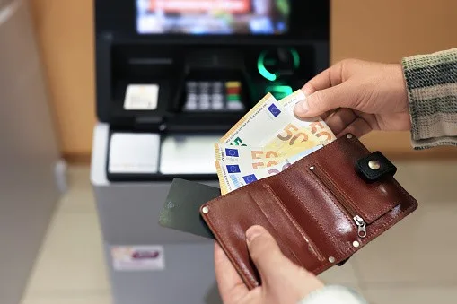 Dinheiro no colchão? Reservas em espécie saltam R$ 36 bi na Europa por medo de guerras