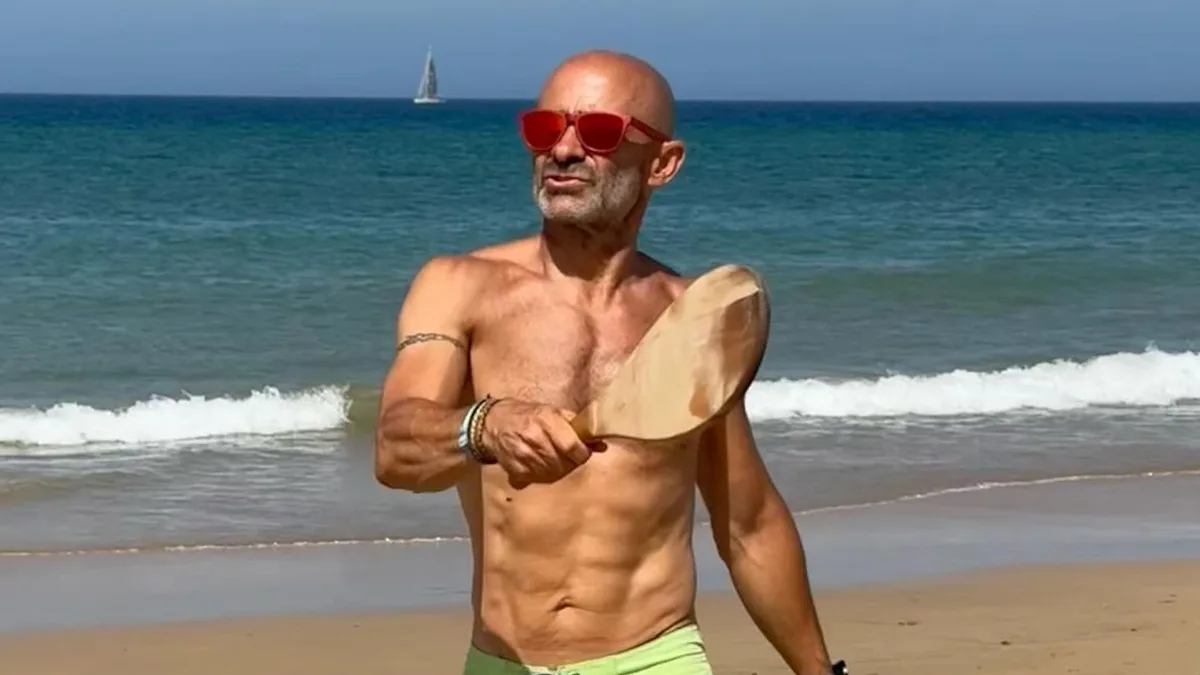 Antonio Lobato presume de músculos de infarto a sus 60 años y enloquece a los fans: "Más fuerte que el vinagre"