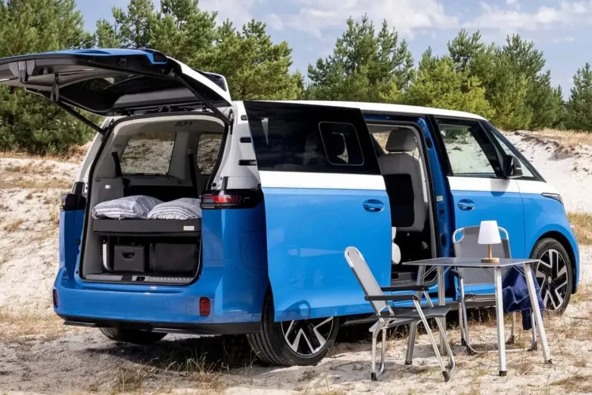 Lit 2 places, chaises pliantes et stores occultants : le Volkswagen ID. California Cruise ouvre l’ère des vans aménagés électriques