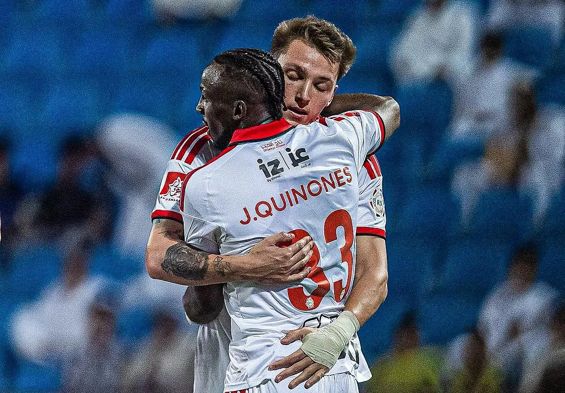 Julián Quiñones vuelve con golazo a lo Panenka y dos asistencias: Al Qadsiah aplasta a su rival