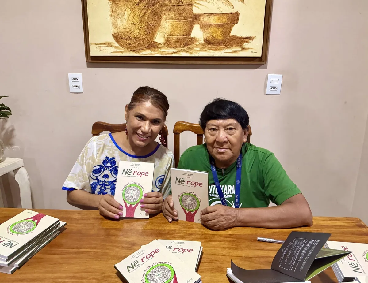 Davi Kopenawa Yanomami e Sandra Buenafuente, lançam a obra Në rope