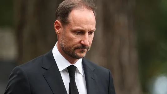 El rey Haakon, roto de dolor, se despide de la princesa Astrid dos días después de enterrar a su padre: "Fue muy leal"