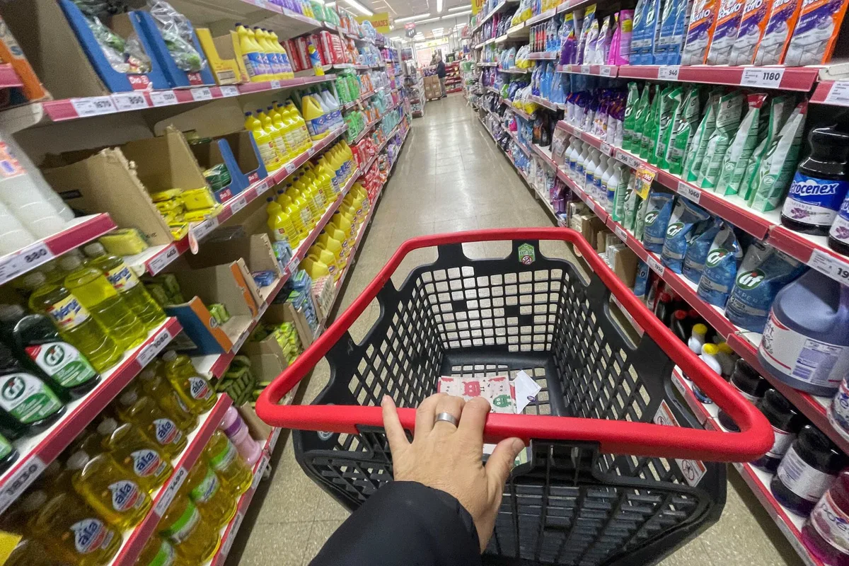 Las ventas en supermercados y mayoristas registraron caídas interanuales en julio: qué explica la baja