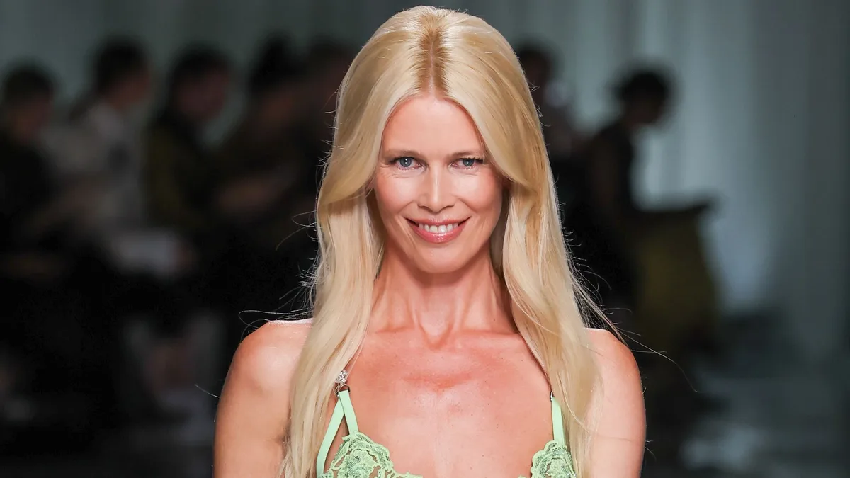 El estilo de Claudia Schiffer a los 56: sigue llevando los mismos vaqueros, conserva sus looks de los 90 y nunca sigue las tendencias