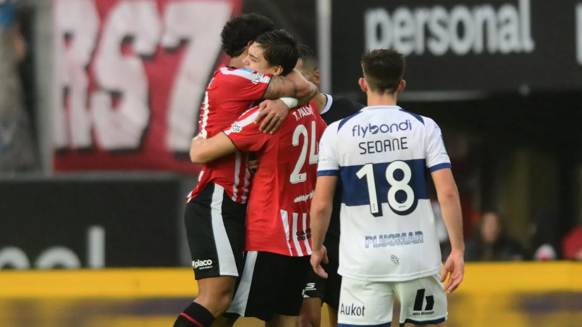 Estudiantes goleó 4-0 a Gimnasia, que terminó el clásico de La Plata con dos expulsados