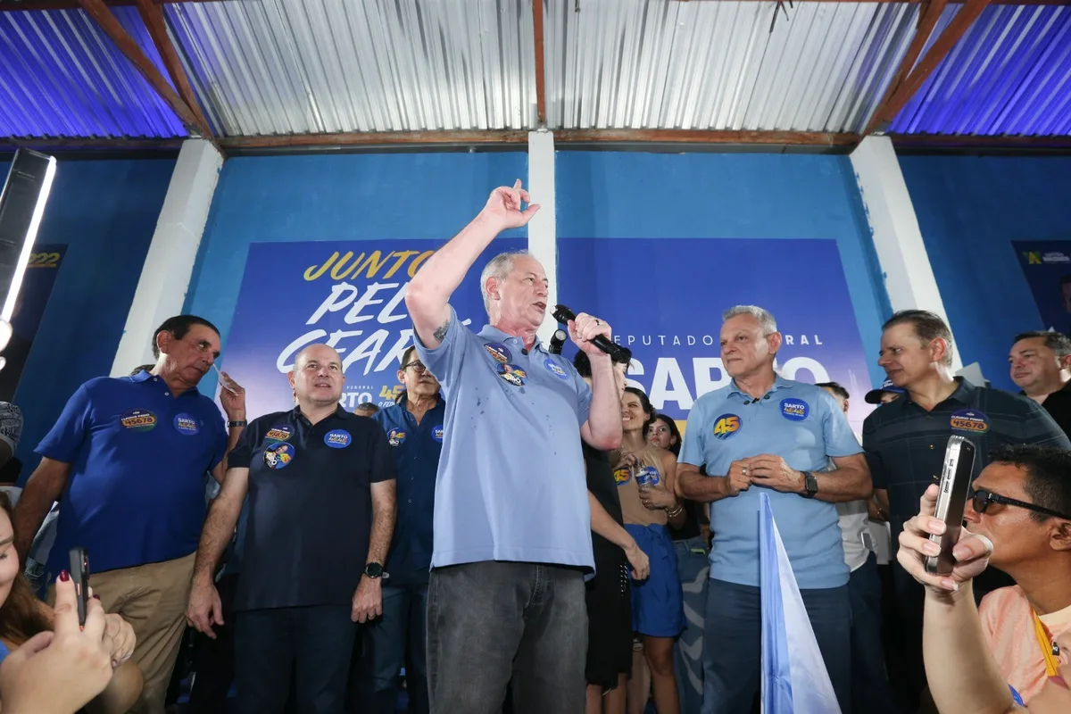 Ciro Gomes participa de mini carreata e inauguração de comitê em Fortaleza