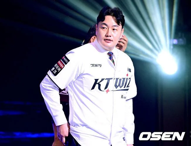 [사진]2027 KBO 신인드래프트에서 KT 품에 안긴 최지만