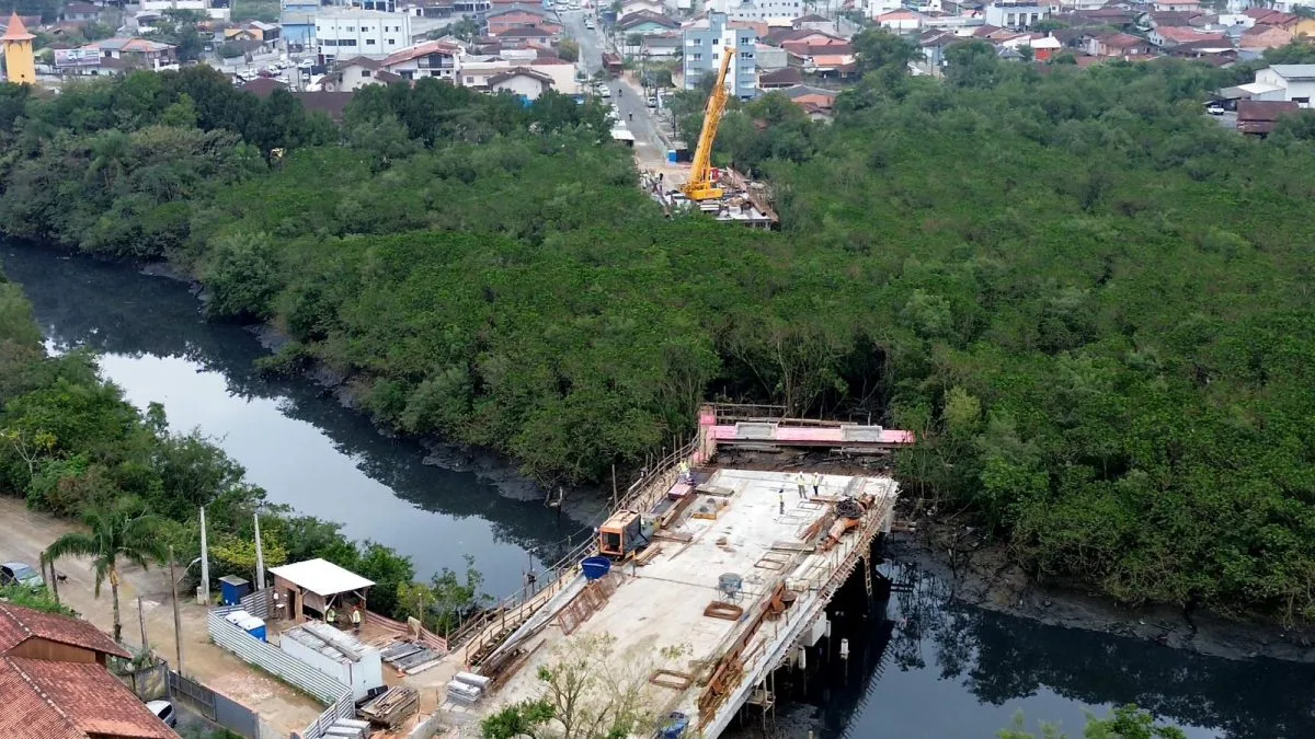 Ponte que vai mudar a vida de 114 mil moradores ganha forma com gigantes de concreto de 14 toneladas em SC