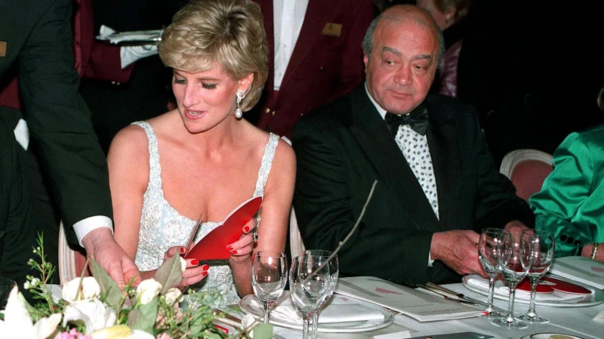 Bruder Charles Spencer enthüllt in Buch - Vater von Dodi griff Diana an den Po