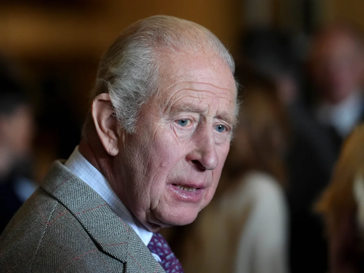 La semana difícil de Carlos III: del robo de libros que reveló secretos sobre Lady Di a una esperada aparición de Harry