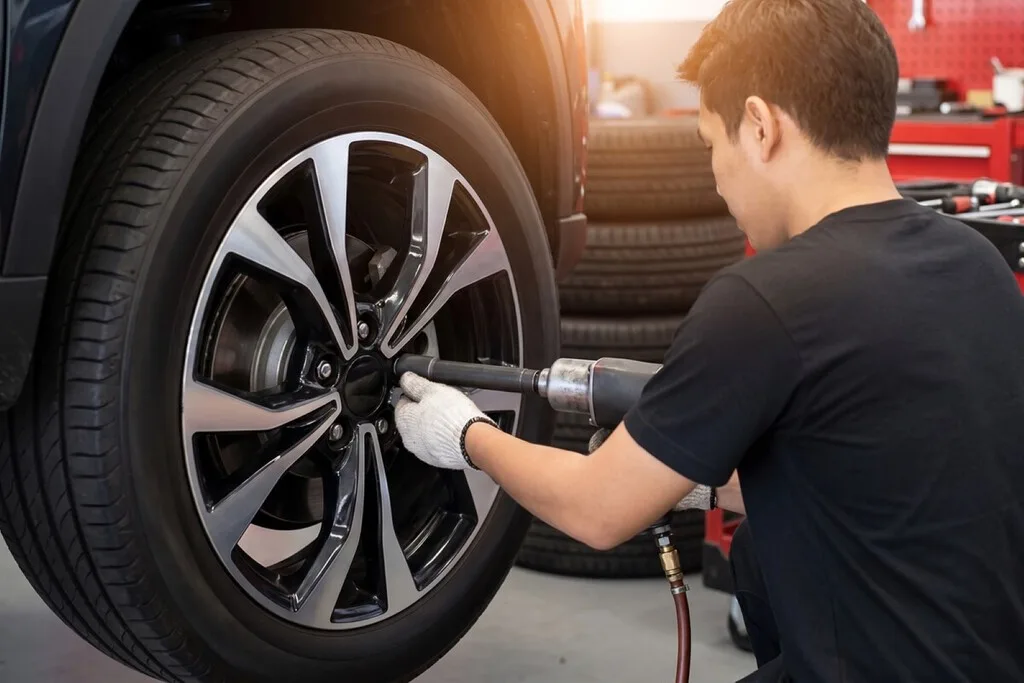 El mito de colocar las mejores llantas adelante es peligroso y la razón te hará cambiar la forma en que cuidas tu auto