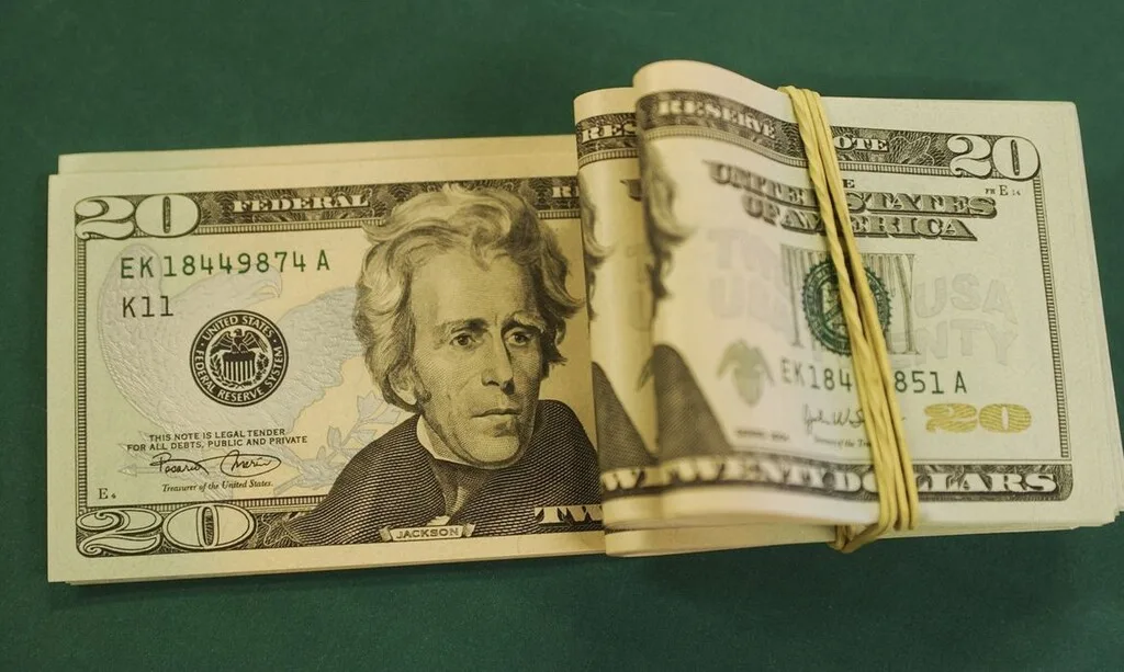 Dólar fecha semana em queda de 1,44% e termina cotado a R$ 5,14