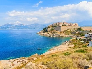 Avec sa citadelle surplombant des plages paradisiaques, cette ville corse vous invite au voyage