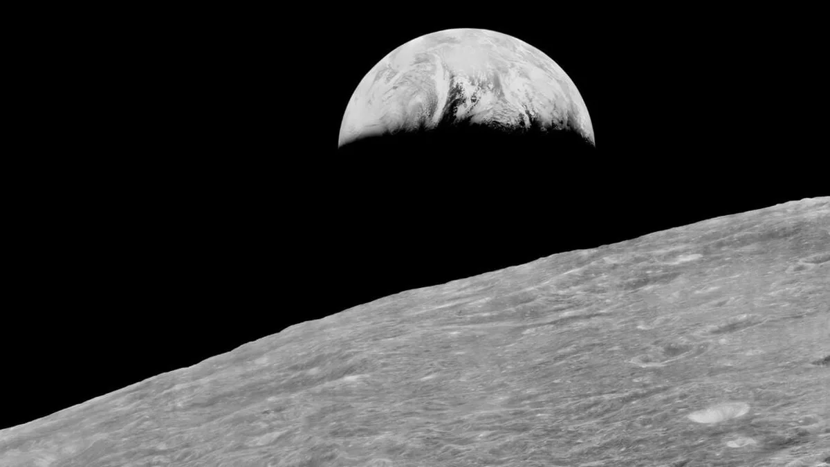 Una pequeña esfera suspendida contra la oscuridad del espacio: la historia de la primera foto de la Tierra tomada desde la Luna