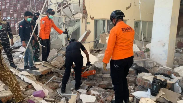 Número de mortos sobe para 100 após sismo na Indonésia