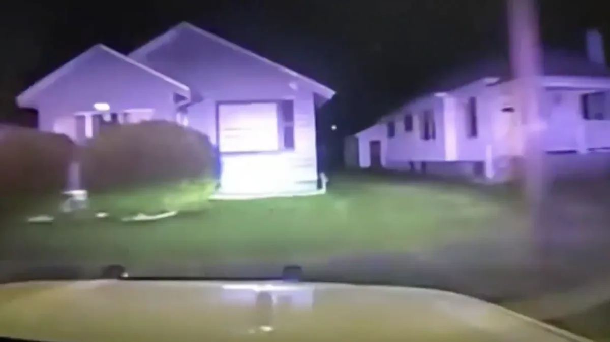 Verfolgungsjagd: Raser stiehlt Polizeiauto und kracht in Wohnhaus – Dashcam filmt Unfall